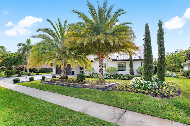 view of front of property featuring a front lawn