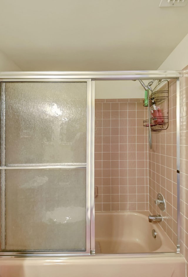 bathroom featuring tiled shower / bath combo