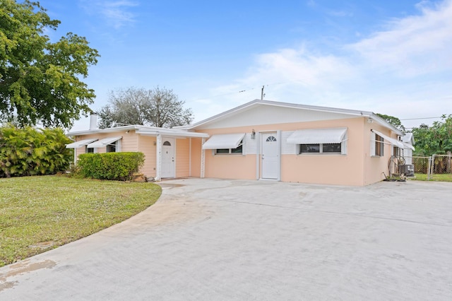 single story home with a front lawn