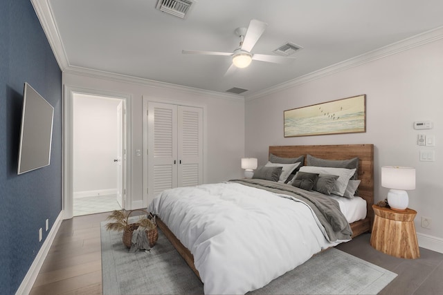 bedroom featuring ceiling fan, a closet, dark hardwood / wood-style flooring, and ornamental molding