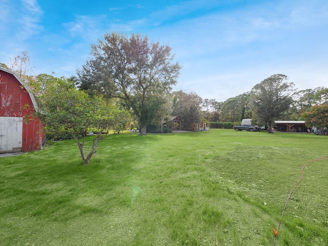 view of yard with an outdoor structure