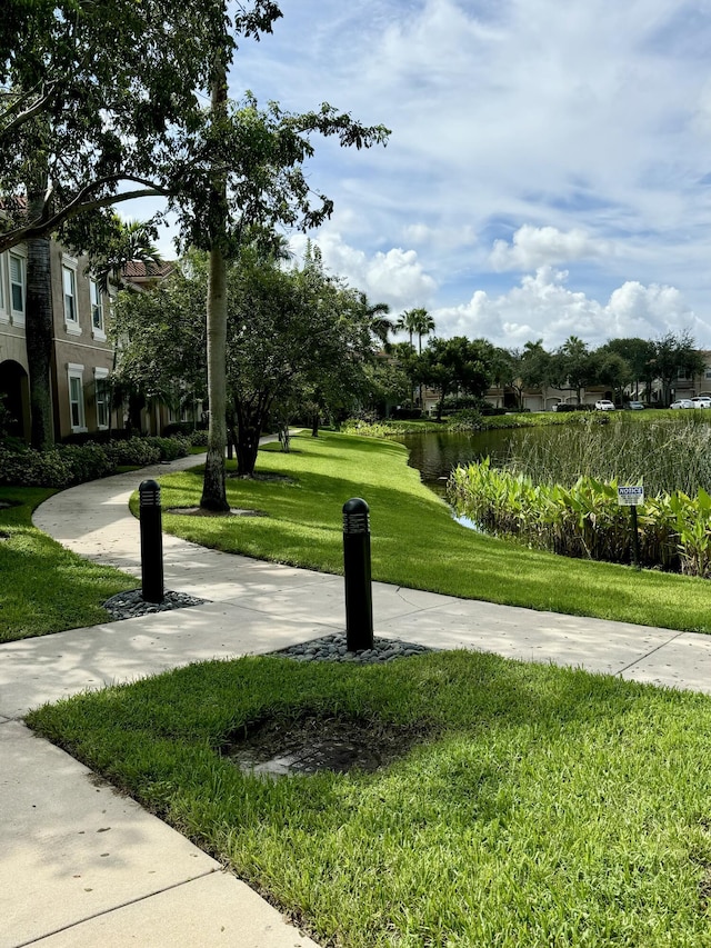 view of property's community featuring a lawn