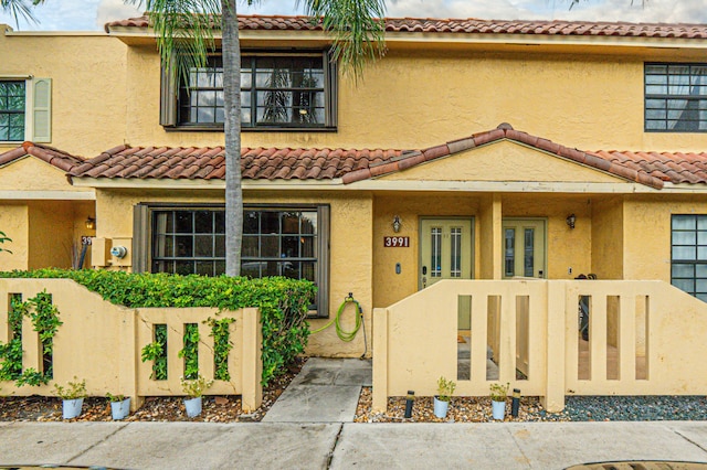 view of front of property