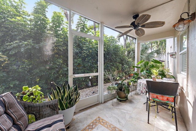 sunroom with ceiling fan