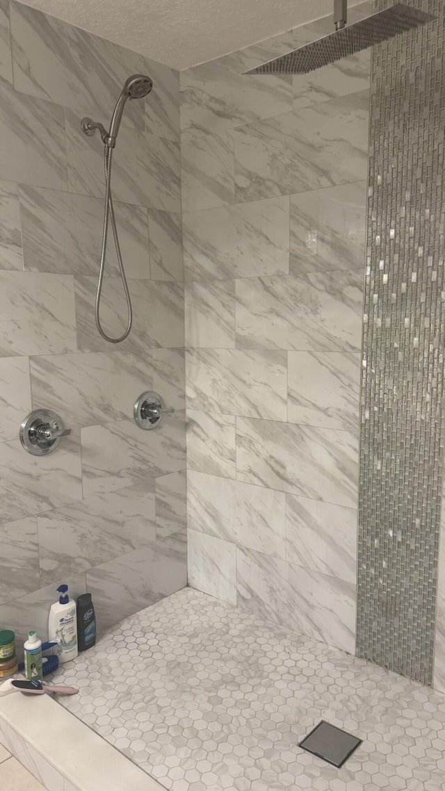 bathroom featuring tiled shower