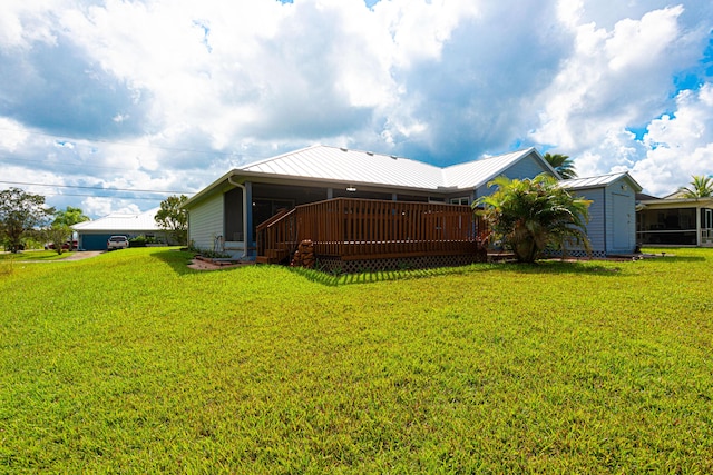 view of yard featuring a storage shed