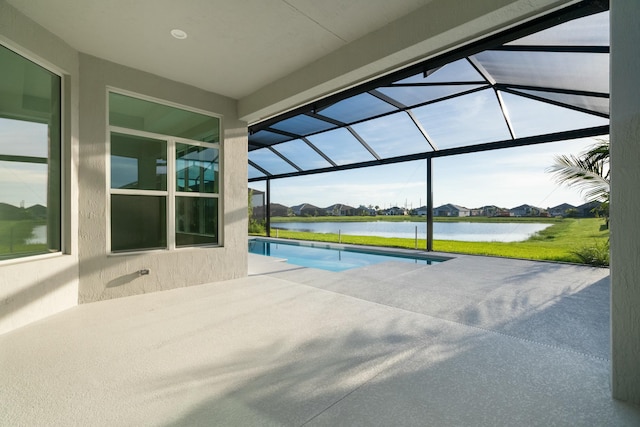 view of patio / terrace featuring a water view and a lanai