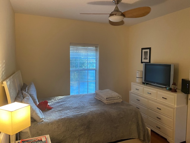 bedroom with ceiling fan