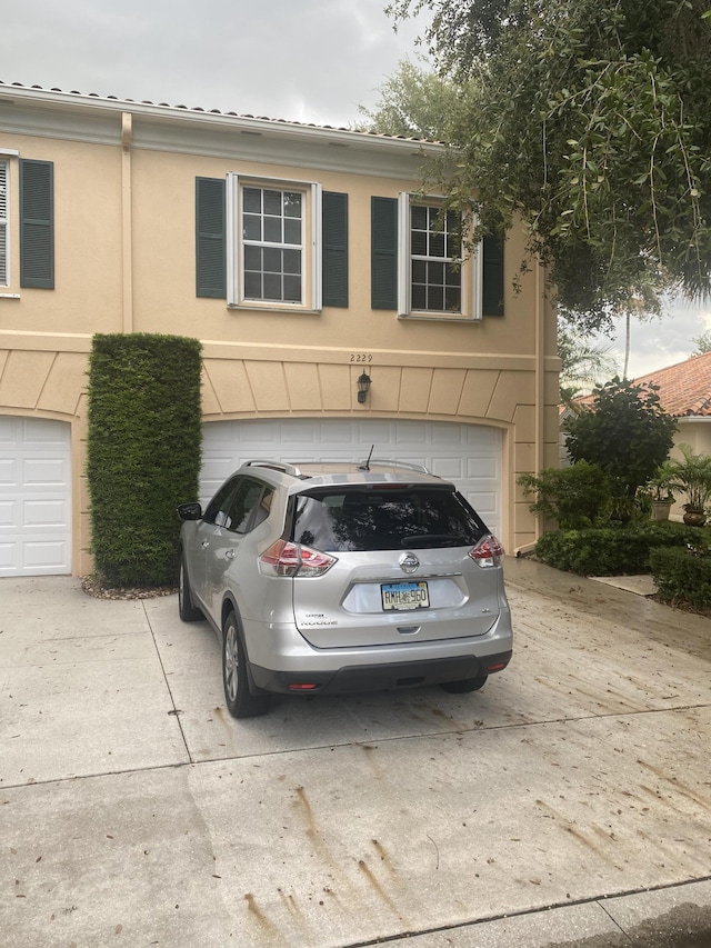 view of front facade featuring a garage