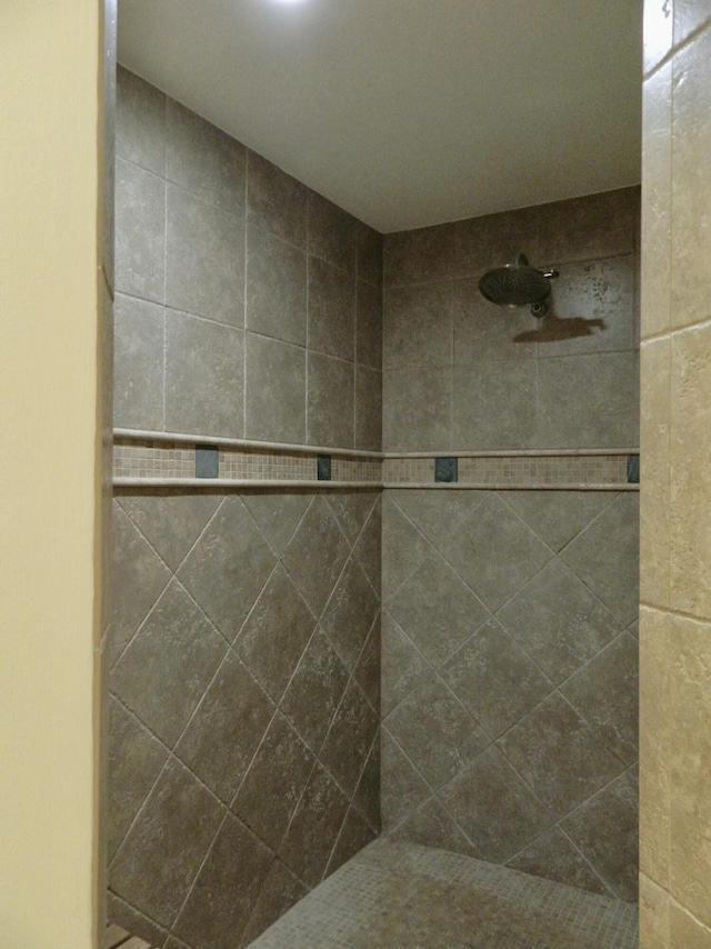 bathroom featuring tiled shower