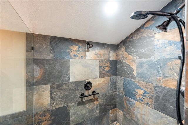 details featuring a tile shower and a textured ceiling