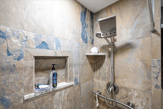 room details featuring a tile shower