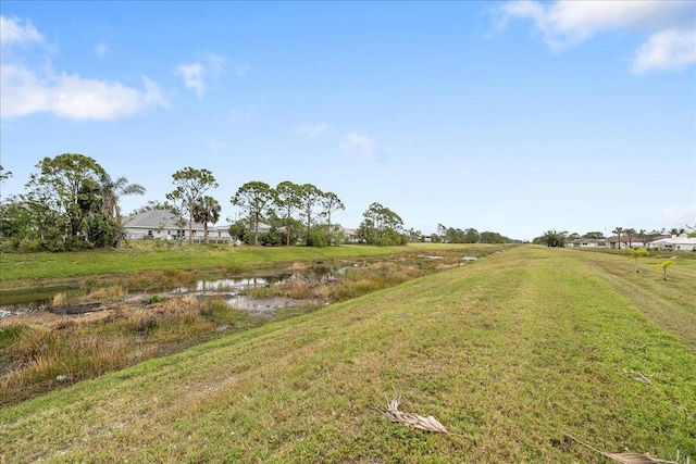 view of yard featuring a water view