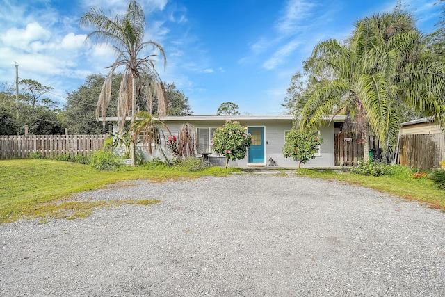 view of front of home featuring a front yard