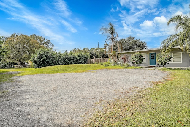 view of front of property featuring a front yard