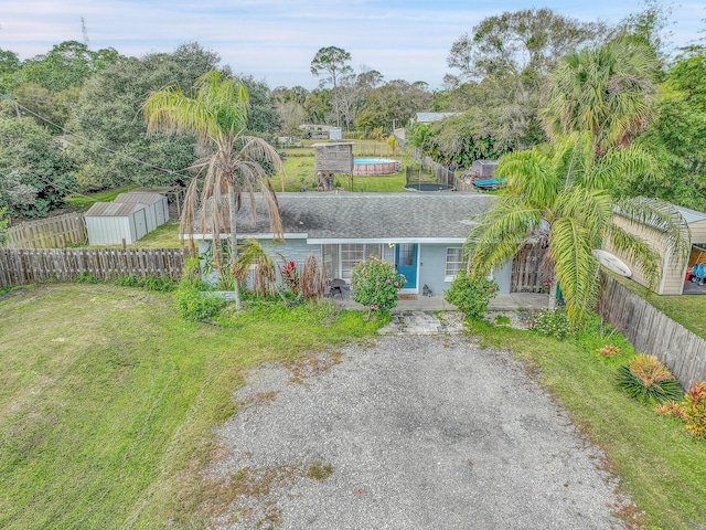 single story home featuring a front yard