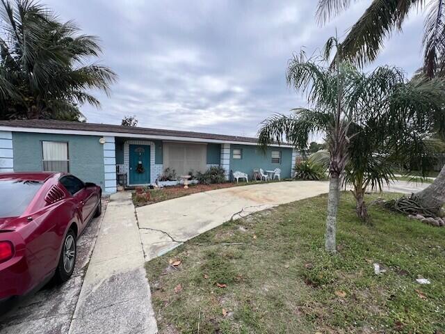 single story home featuring a front yard