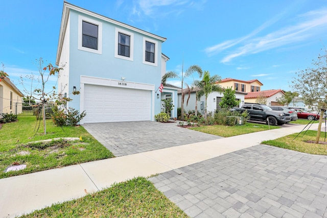 view of front of house featuring a front lawn and a garage