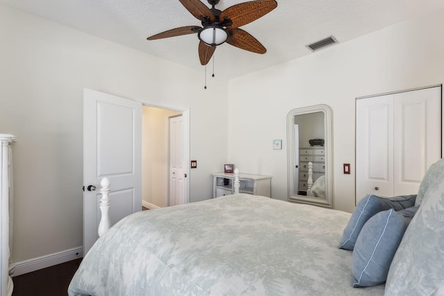 bedroom featuring ceiling fan and a textured ceiling