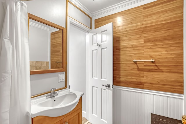 bathroom featuring crown molding and vanity