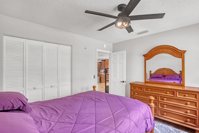 bedroom featuring ceiling fan, a closet, and a textured ceiling