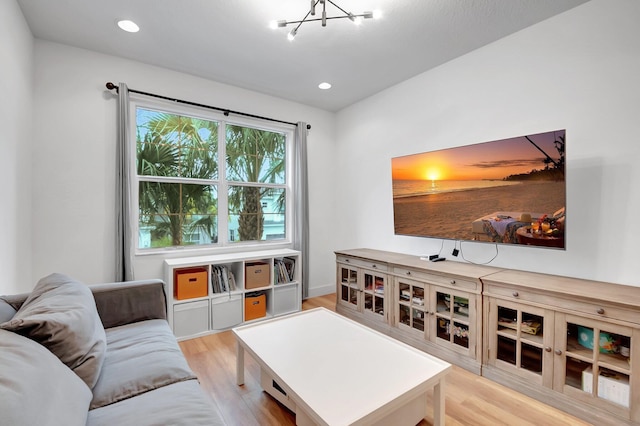 living area featuring light wood-type flooring, a chandelier, and recessed lighting