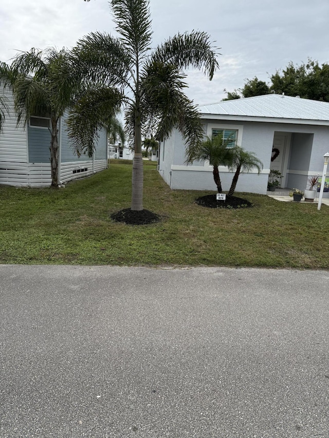 view of front of house featuring a front lawn