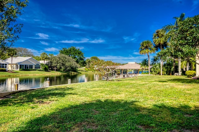 view of yard featuring a water view