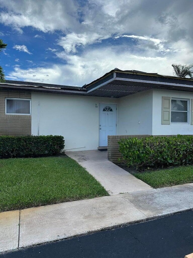 view of front facade featuring a front yard