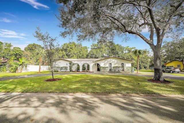 ranch-style home featuring a front lawn