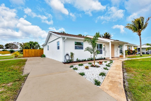 view of front of house featuring a front yard