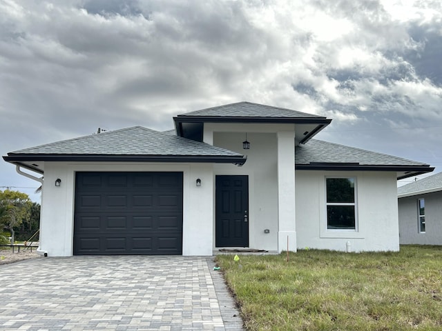 view of front of house featuring a garage and a front yard