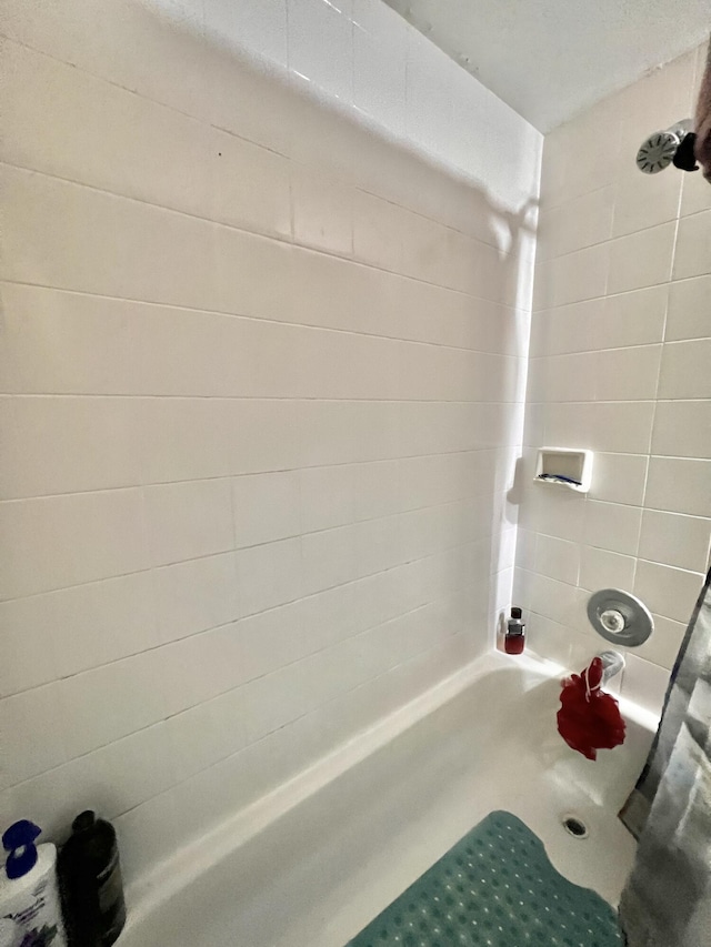 bathroom with shower / bath combo