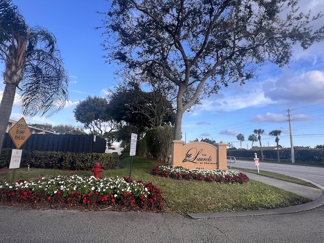 community sign featuring a lawn