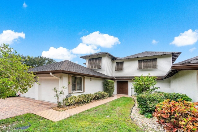 view of front of property featuring a front lawn and a garage