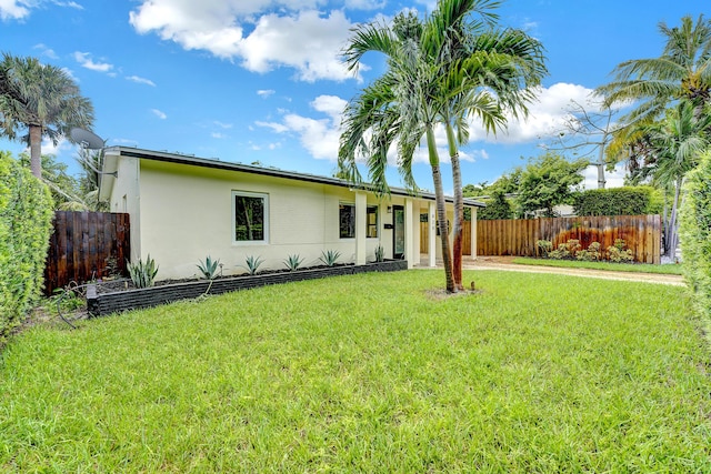 single story home with a front lawn