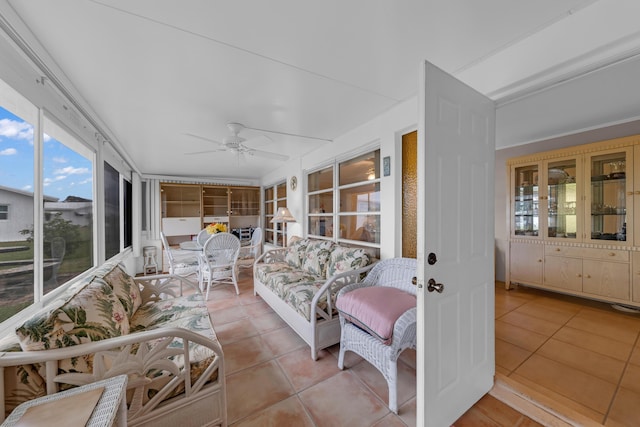 sunroom with ceiling fan