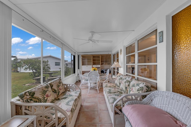 sunroom with ceiling fan