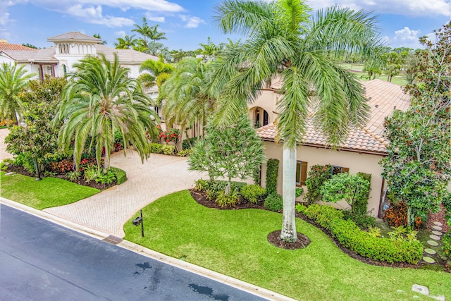 view of front of home featuring a front yard