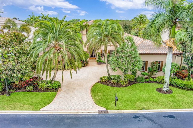 view of front of house featuring a front lawn