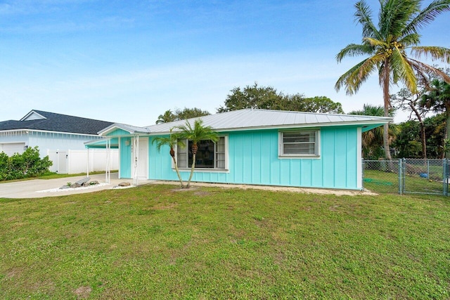 single story home with a front yard