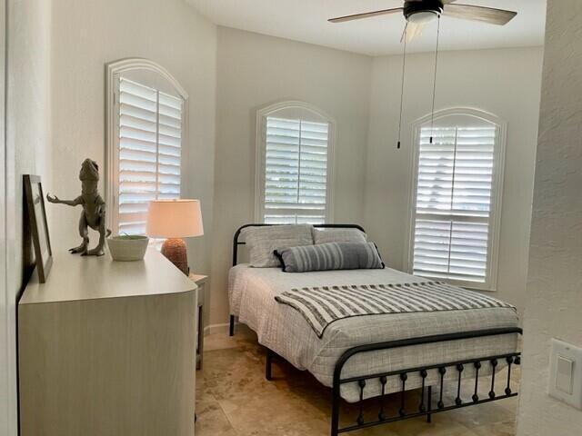 bedroom with ceiling fan