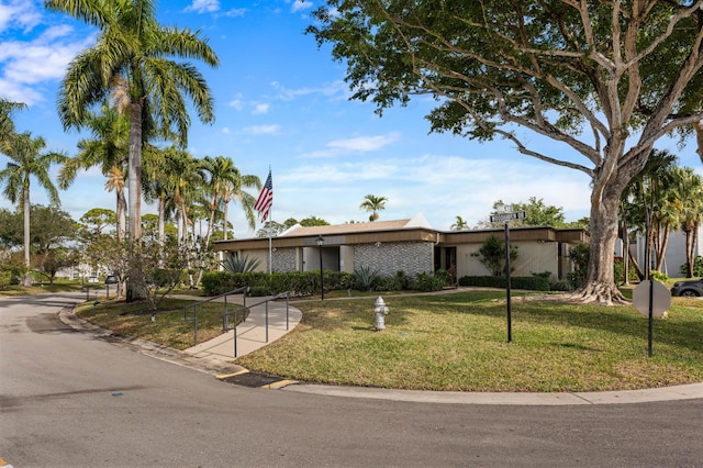 single story home with a front yard