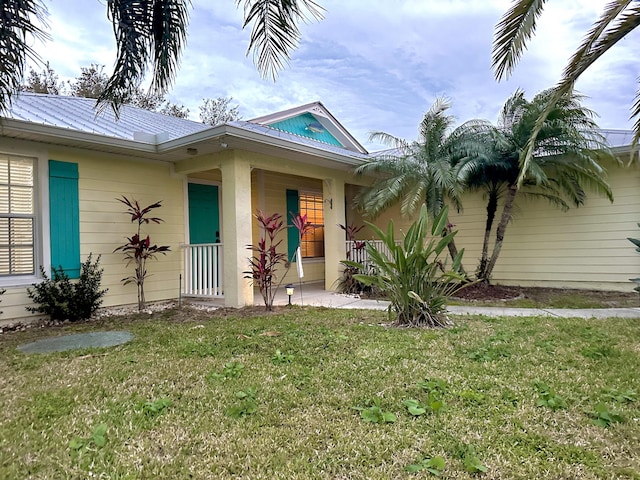 view of front of property with a front lawn