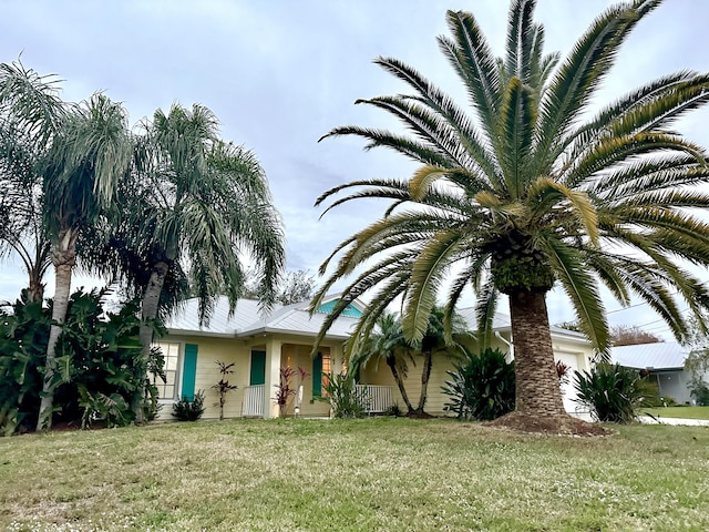 view of front of property featuring a front lawn