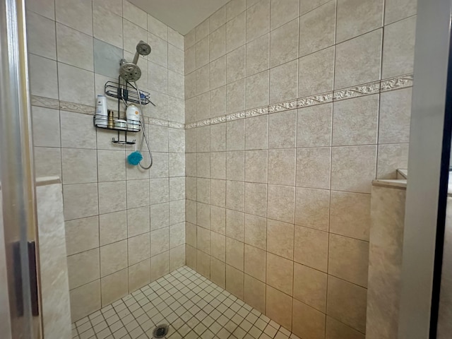 bathroom featuring a tile shower