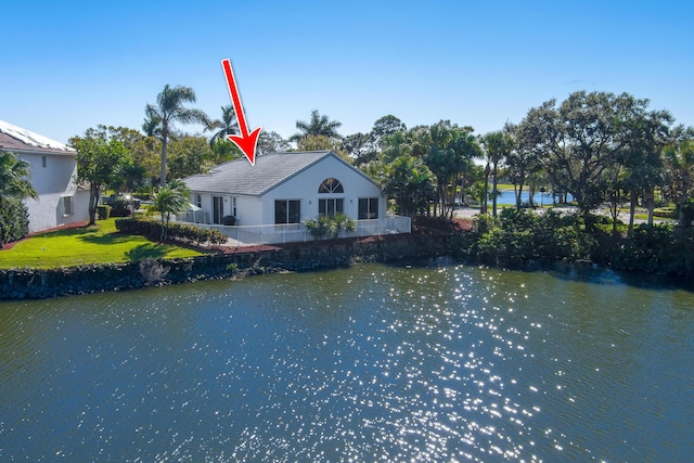 1401 SE Glencoe Ct, Port Saint Lucie, FL 34952 - water view with fence