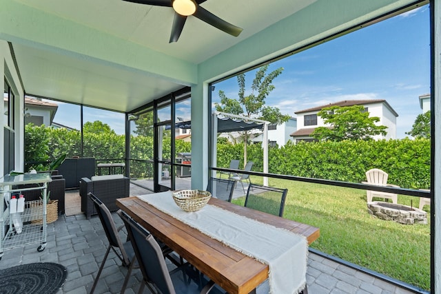 sunroom with ceiling fan