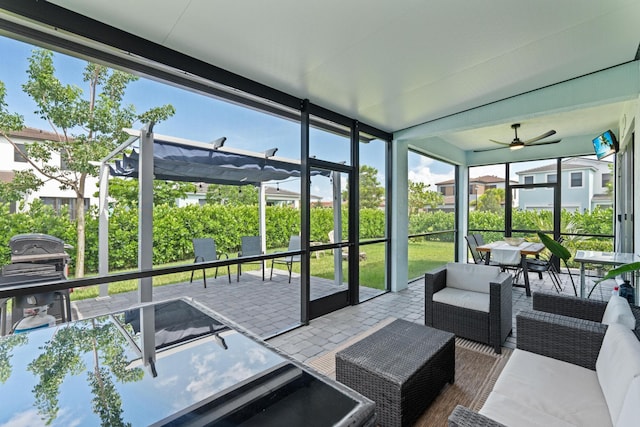 sunroom with ceiling fan