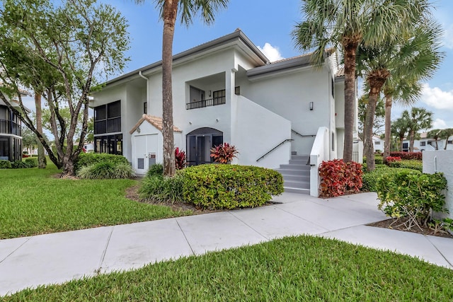 view of front of property featuring a front yard